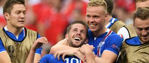 Gylfi Sigurdsson (Mitte) und seine Teamkollegen könnten sogar die Politik beeinflussen.