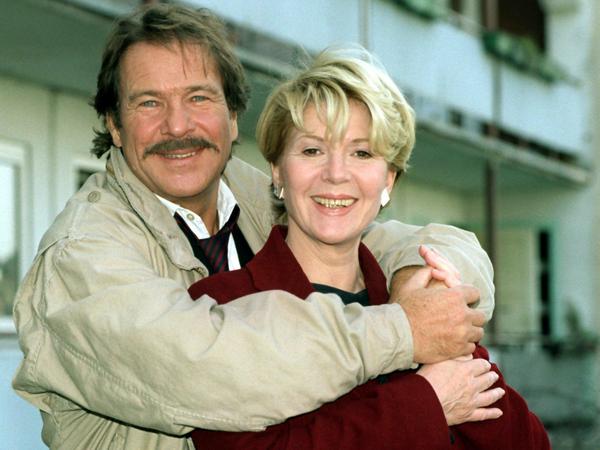 Götz George mit Christiane Hörbiger bei den Dreharbeiten zu Schimanski.