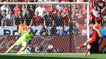 Einfach draufgehauen. Granit Xhaka schießt seinen Elfmeter links neben das Tor.