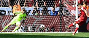 Einfach draufgehauen. Granit Xhaka schießt seinen Elfmeter links neben das Tor.