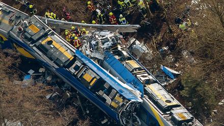 Rettungskräfte stehen am 09.02.2016 an der Unfallstelle eines Zugunglücks in der Nähe von Bad Aibling (Bayern).