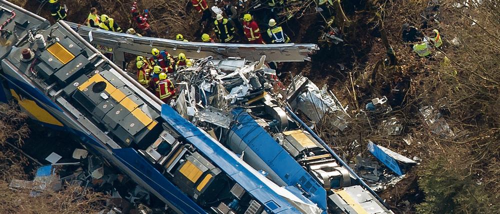 Rettungskräfte stehen am 09.02.2016 an der Unfallstelle eines Zugunglücks in der Nähe von Bad Aibling (Bayern).