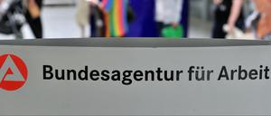 Kunden der Agentur für Arbeit in Leipzig warten an einem Schalter.