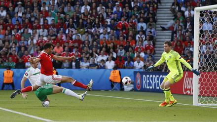 Tor ist Tor. Gareth McAuley (verdeckt) schießt den Ball ins eigene Netz. Hinter ihm hätte das sonst aber wohl der Waliser Robson-Kanu erledigt.