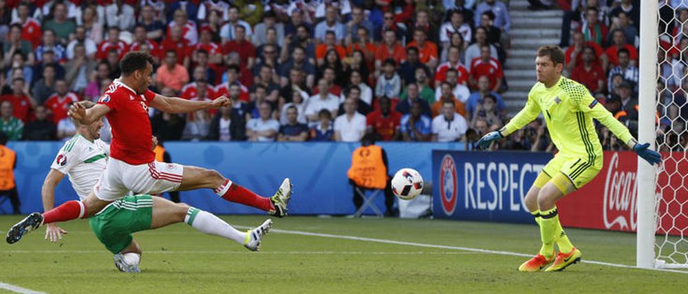 Tor ist Tor. Gareth McAuley (verdeckt) schießt den Ball ins eigene Netz. Hinter ihm hätte das sonst aber wohl der Waliser Robson-Kanu erledigt.