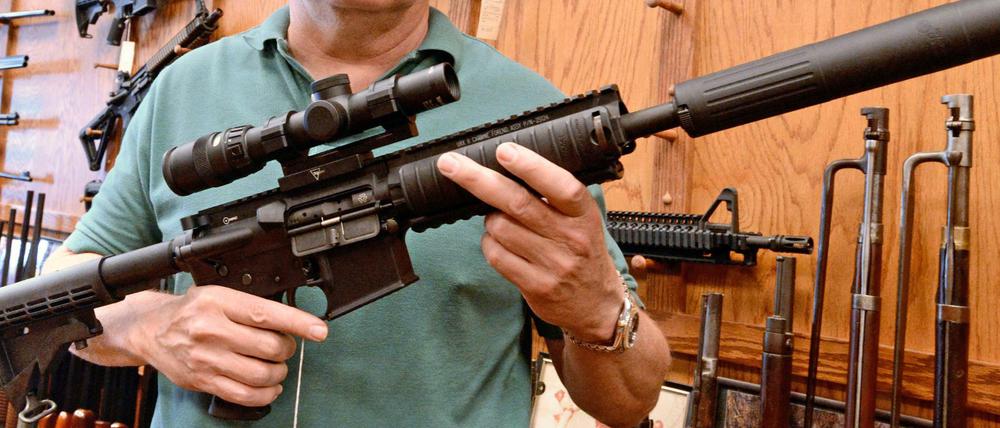 Ein Waffenhändler in Atlanta mit einer AR-15.