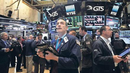Dow Jones fällt um 500 Punkte. Als die Trader der New Yorker Börse zur Arbeit kamen, war ihnen schon klar, was ihnen der Tag bringen würde. 