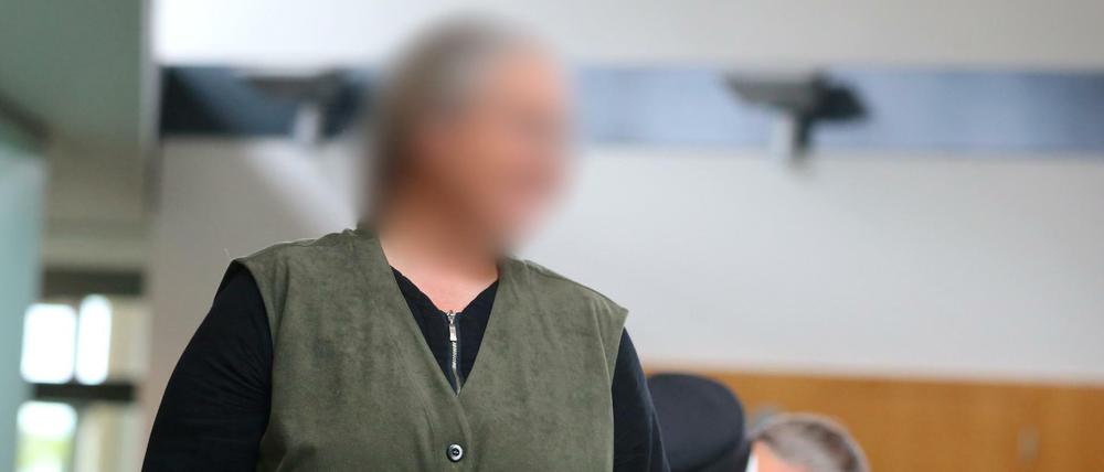 Eine Lehrerin der Sekte «Zwölf Stämme» soll mehrere Kinder mit einer Rute gezüchtigt haben. Im Berufungsprozess wurde sie zu zwei Jahren Haft ohne Bewährung verurteilt.