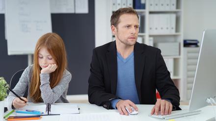 Wenn das Kind wartet. Für Arbeitgeber können Mitarbeiter mit Kind unbequem sein.