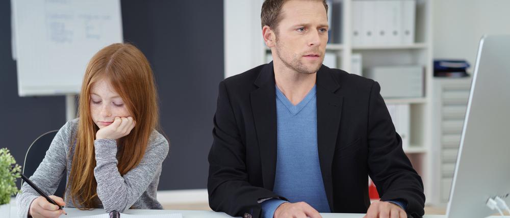 Wenn das Kind wartet. Für Arbeitgeber können Mitarbeiter mit Kind unbequem sein. 