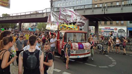 Der Zug des alternativen Kreuzberger CSD am Görlitzer Bahnhof.