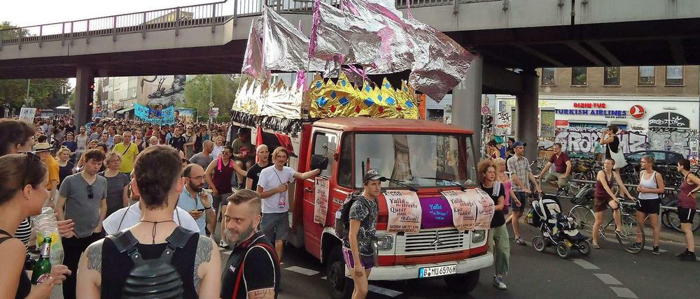 Der Zug des alternativen Kreuzberger CSD am Görlitzer Bahnhof.
