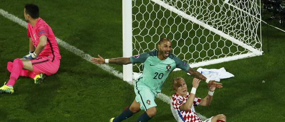 Kaum zu glauben. Ricardo Quaresma schießt doch noch ein Tor in diesem lange so schwachen Fußballspiel.