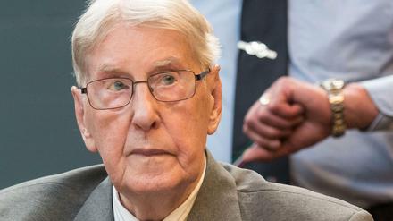 Der ehemalige SS-Wachmann Reinhold Hanning sitzt am 17.06.2016 im Landgericht in Detmold (Nordrhein-Westfalen) auf der Anklagebank. 