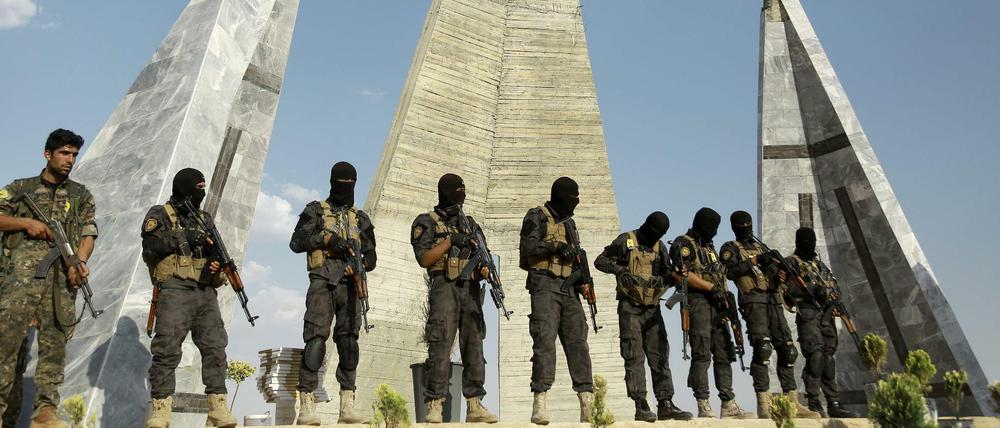 Mitglieder der syrischen Armee. Die Terrormiliz Islamischer Staat gerät zunehmend unter Druck.
