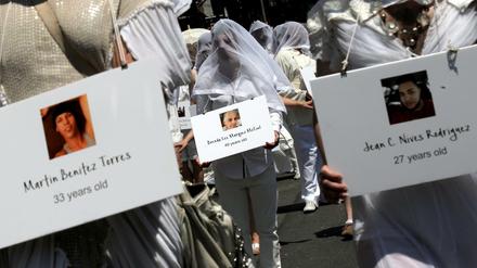 Weltweit finden derzeit Veranstaltungen zum Christopher Street Day statt. Wie hier in New York wird dabei an die die Ermordeten von Orlando erinnert.