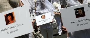 Weltweit finden derzeit Veranstaltungen zum Christopher Street Day statt. Wie hier in New York wird dabei an die die Ermordeten von Orlando erinnert.