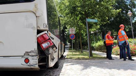 Bei dem Zusammenstoß eines Reisebusses mit einem Güterzug in Caputh in Brandenburg ist niemand verletzt worden.