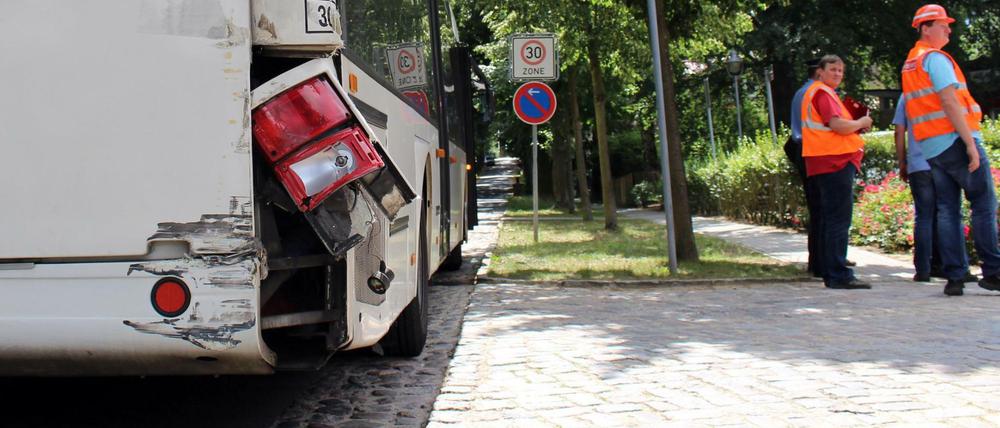 Bei dem Zusammenstoß eines Reisebusses mit einem Güterzug in Caputh in Brandenburg ist niemand verletzt worden.