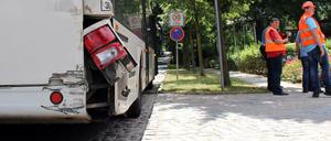 Bei dem Zusammenstoß eines Reisebusses mit einem Güterzug in Caputh in Brandenburg ist niemand verletzt worden.