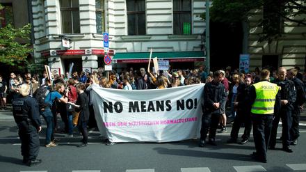 Die "Initiative für Gerechtigkeit bei sexueller Gewalt" demonstriert am Montag vor dem Amtsgericht Tiergarten in Berlin. Foto: Jörg Carstensen/dpa