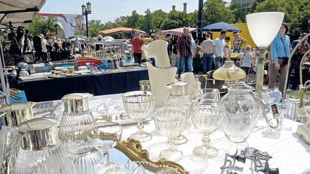 Glasklar. Der Trödelmarkt an der Straße des 17. Juni gehört mittlerweile zu Berlin wie die Siegessäule ein paar hundert Meter entfernt.