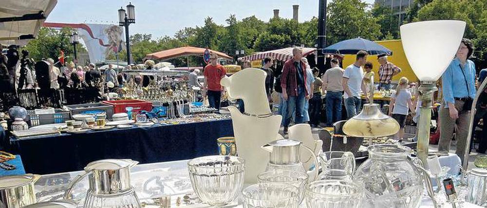 Glasklar. Der Trödelmarkt an der Straße des 17. Juni gehört mittlerweile zu Berlin wie die Siegessäule ein paar hundert Meter entfernt.
