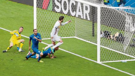 Einschlagender Erfolg. Schneller als Gerard Piqué (r.) eilt Giorgio Chiellini zum Freistoß und erzielt das 1:0.