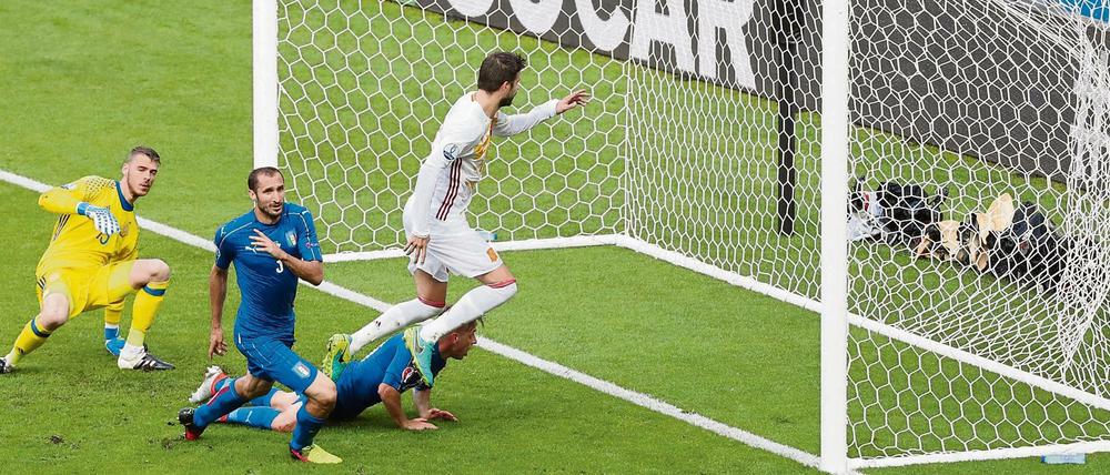 Einschlagender Erfolg. Schneller als Gerard Piqué (r.) eilt Giorgio Chiellini zum Freistoß und erzielt das 1:0. 