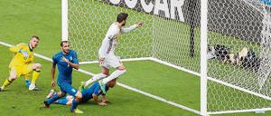 Einschlagender Erfolg. Schneller als Gerard Piqué (r.) eilt Giorgio Chiellini zum Freistoß und erzielt das 1:0. 