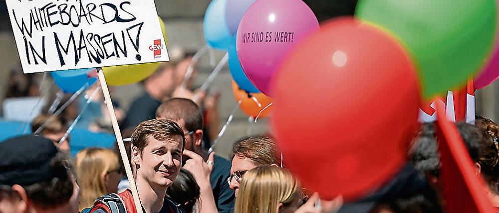 Angestellte Lehrkräfte protestieren am 20.06.2016 in Berlin bei einem Warnstreik für gerechte Bezahlung.