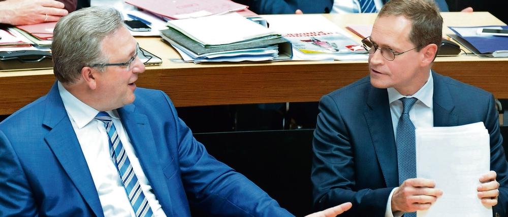 Berlins Innensenator Frank Henkel (l, CDU) und der Regierende Bürgermeister Michael Müller (SPD) auf der letzten Sitzung des Berliner Abgeordnetenhauses vor der Sommerpause.