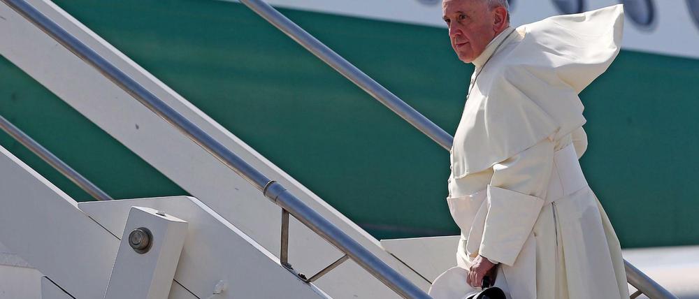 Papst Franziskus auf dem Weg zur Welt.