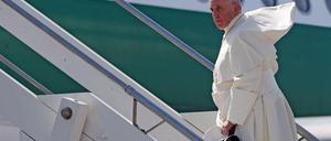 Papst Franziskus auf dem Weg zur Welt.