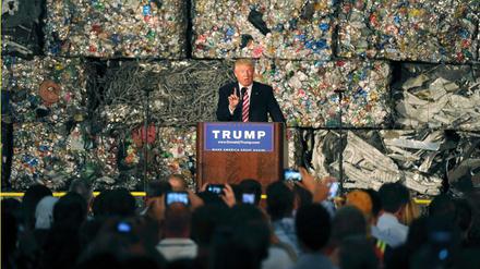 Donald Trump spricht - und rechts und links vom Pult stehen Teleprompter. 