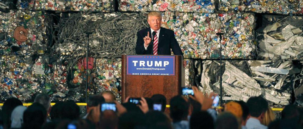 Donald Trump spricht - und rechts und links vom Pult stehen Teleprompter. 