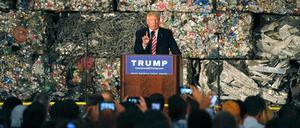 Donald Trump spricht - und rechts und links vom Pult stehen Teleprompter. 