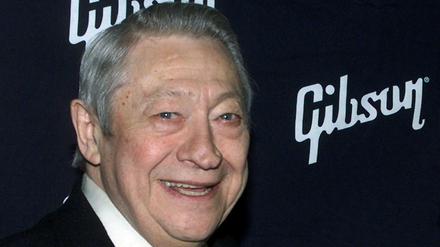Scotty Moore, der erste Gitarrist von Elvis, auf einem Foto von 2002 