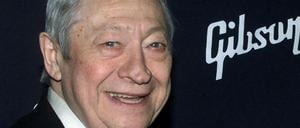 Scotty Moore, der erste Gitarrist von Elvis, auf einem Foto von 2002