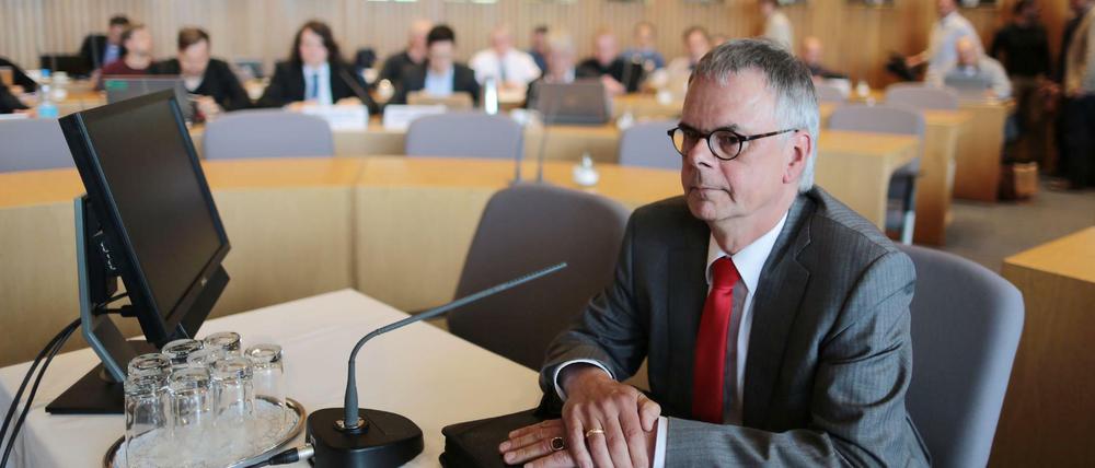 Der ehemalige Polizeipräsident von Köln, Wolfgang Albers, sagte als Zeuge vor dem Untersuchungsausschuss des Landtags aus.