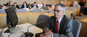 Der ehemalige Polizeipräsident von Köln, Wolfgang Albers, sagte als Zeuge vor dem Untersuchungsausschuss des Landtags aus.