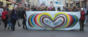 Großes Herz fürs Andere. Auf der Oranienstraße in SO36 wird heute der alternative Christopher Street Day gefeiert.