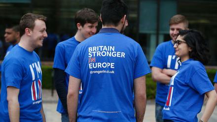 Junge Männer und Frauen tragen blaue T-Shirts mit der Aufschrift "I'm in" und "Britain stronger in Europe".