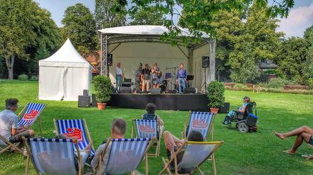 Auf der Wiese am Kladower Hafen gibt es flotten Jazz.
