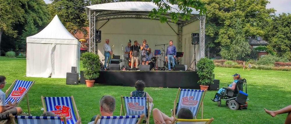 Auf der Wiese am Kladower Hafen gibt es flotten Jazz.