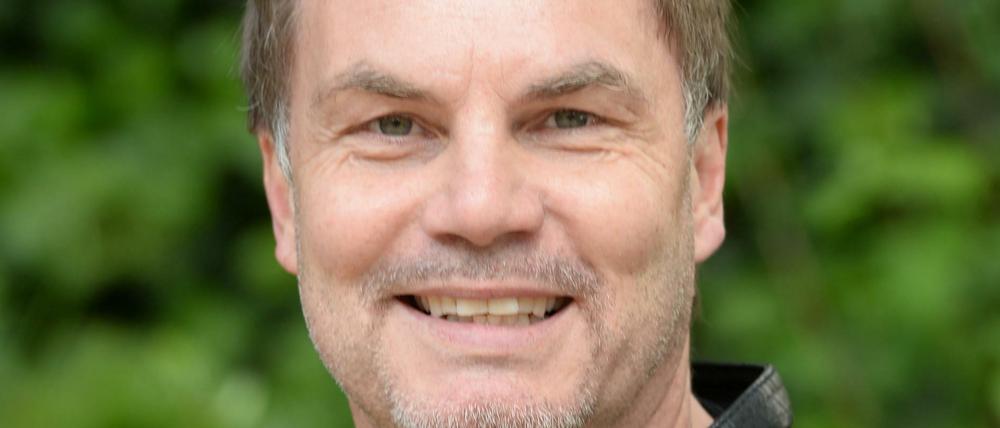 Thomas Helmer hat mit der Fußball-Nationalmannschaft die Europameisterschaft 1886 gewonnen. Jetzt moderiert er den Fußball-Talk "Doppelpass" auf Sport 1.