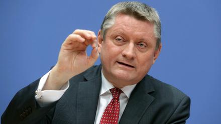 Gesundheitsminister Hermann Gröhe ist überzeugt vom Nutzen der Arzneimitteltests an Demenzkranken. 