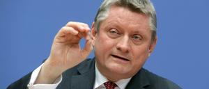 Gesundheitsminister Hermann Gröhe ist überzeugt vom Nutzen der Arzneimitteltests an Demenzkranken. 