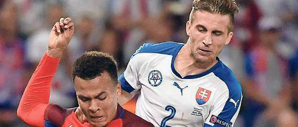 Der unbesungene Held. Pekarik (hier hinten gegen Englands Alli), hält seine Mannschaft zusammen.