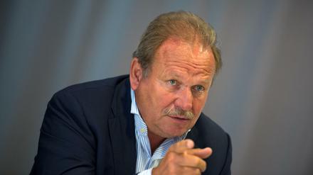 Auf mindestens neun Euro müsse der Mindestlohn steigen, forderte Verdi-Chef Frank Bsirske einen Tag vor der entscheidenden Sitzung der Mindestlohnkommission.